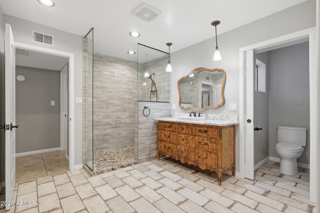 Image 25 of property listing at 801 W MICHELLE Drive, Phoenix, AZ 85023