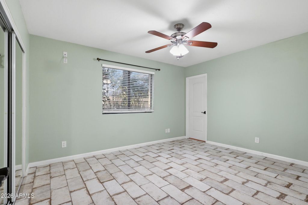 Image 28 of property listing at 801 W MICHELLE Drive, Phoenix, AZ 85023