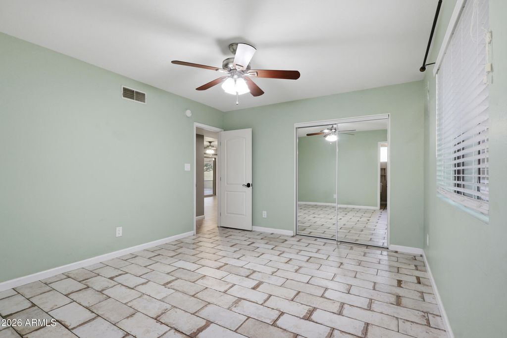 Image 29 of property listing at 801 W MICHELLE Drive, Phoenix, AZ 85023