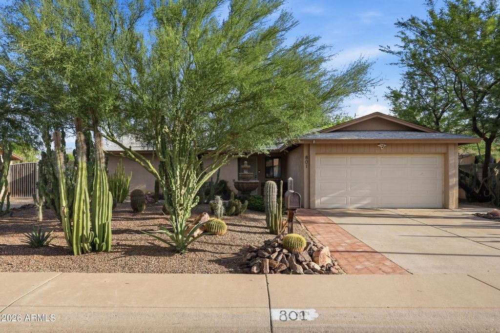 Image 3 of property listing at 801 W MICHELLE Drive, Phoenix, AZ 85023