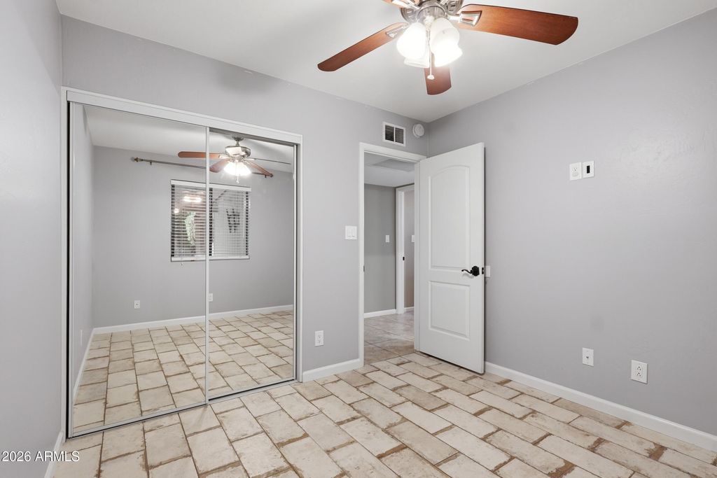 Image 33 of property listing at 801 W MICHELLE Drive, Phoenix, AZ 85023