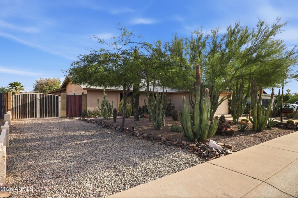 Image 4 of property listing at 801 W MICHELLE Drive, Phoenix, AZ 85023