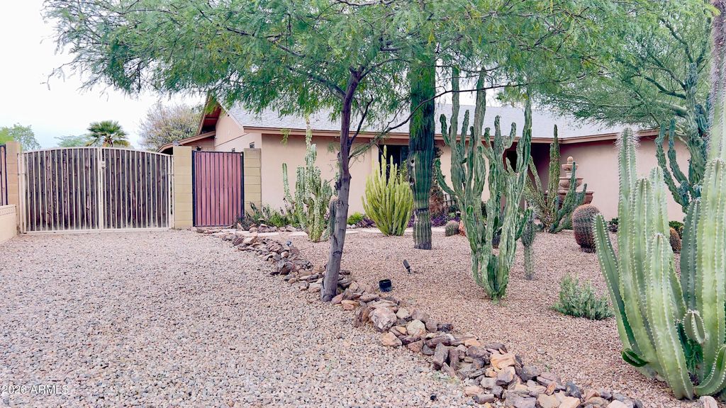 Image 5 of property listing at 801 W MICHELLE Drive, Phoenix, AZ 85023
