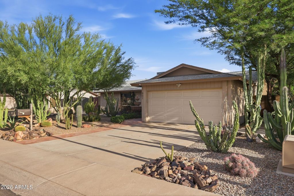 Image 57 of property listing at 801 W MICHELLE Drive, Phoenix, AZ 85023