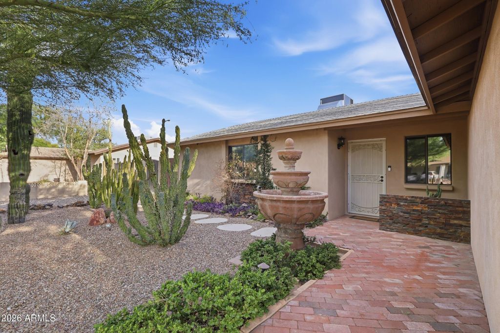 Image 6 of property listing at 801 W MICHELLE Drive, Phoenix, AZ 85023
