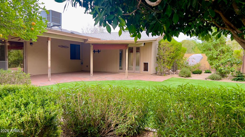 Image 7 of property listing at 801 W MICHELLE Drive, Phoenix, AZ 85023