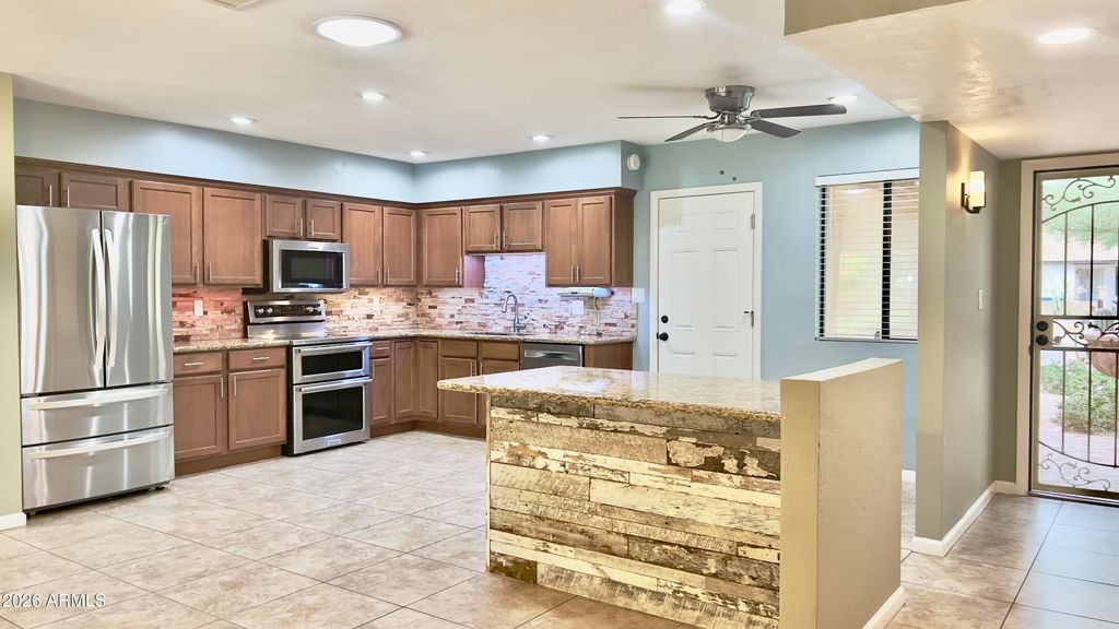 Image 8 of property listing at 801 W MICHELLE Drive, Phoenix, AZ 85023