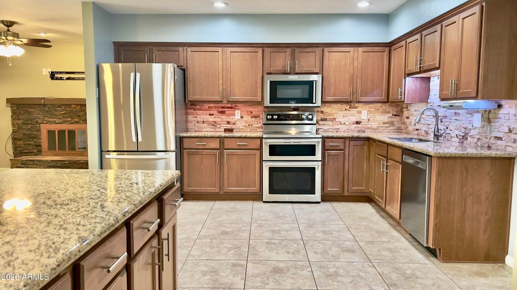 Image 9 of property listing at 801 W MICHELLE Drive, Phoenix, AZ 85023