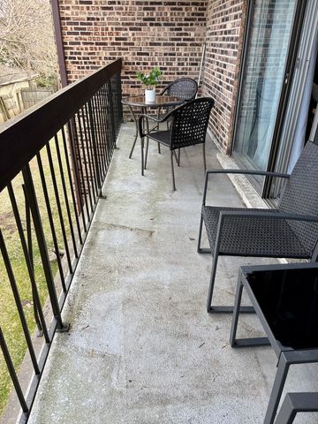 5806A Wolf Road 4, Western Springs, IL 60558