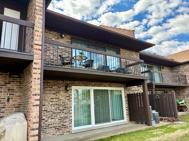 5806A Wolf Road 4, Western Springs, IL 60558