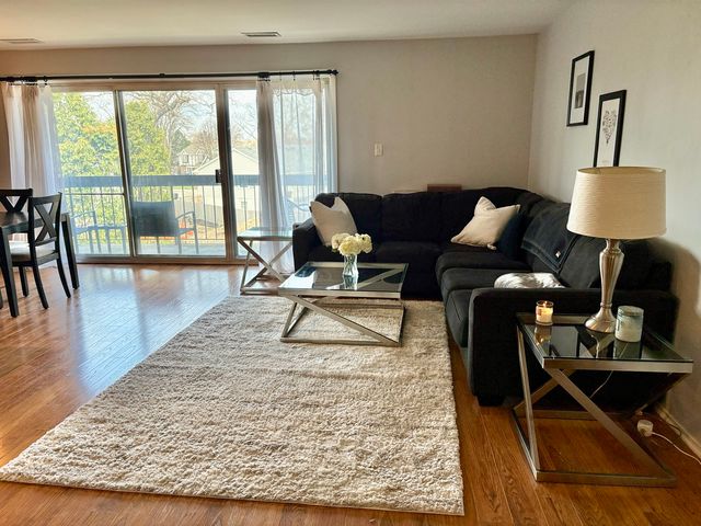 5806A Wolf Road 4, Western Springs, IL 60558