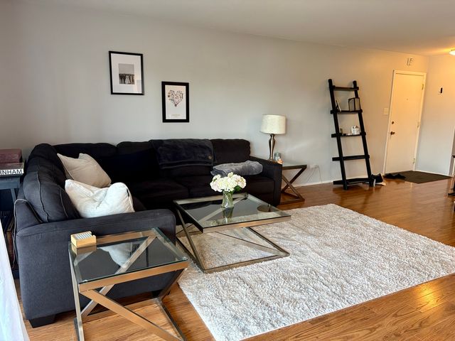 5806A Wolf Road 4, Western Springs, IL 60558