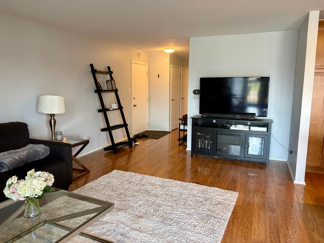 5806A Wolf Road 4, Western Springs, IL 60558