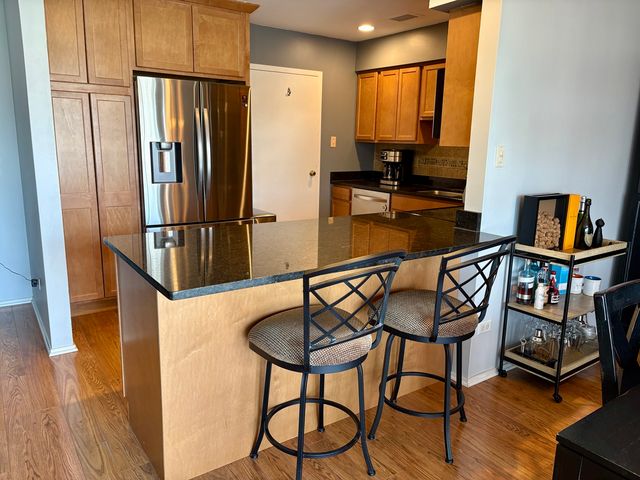 5806A Wolf Road 4, Western Springs, IL 60558