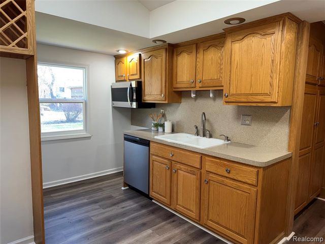 23211 Glenbrook Street, Saint Clair Shores, MI 48082