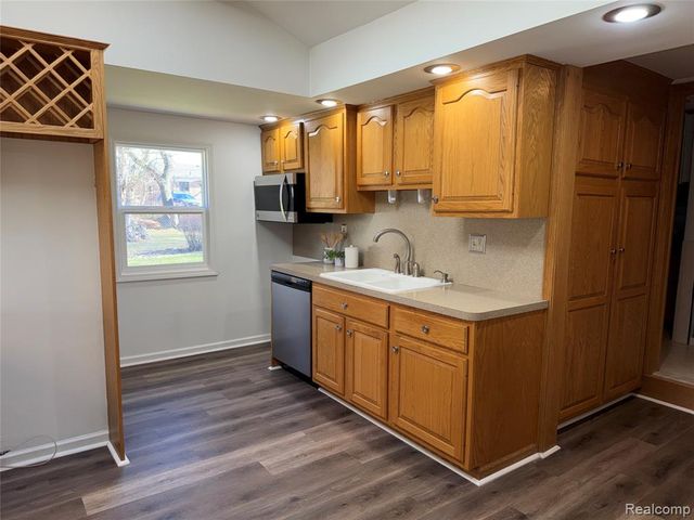 23211 Glenbrook Street, Saint Clair Shores, MI 48082