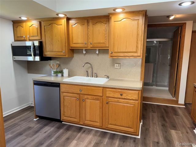 23211 Glenbrook Street, Saint Clair Shores, MI 48082