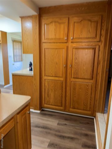 23211 Glenbrook Street, Saint Clair Shores, MI 48082