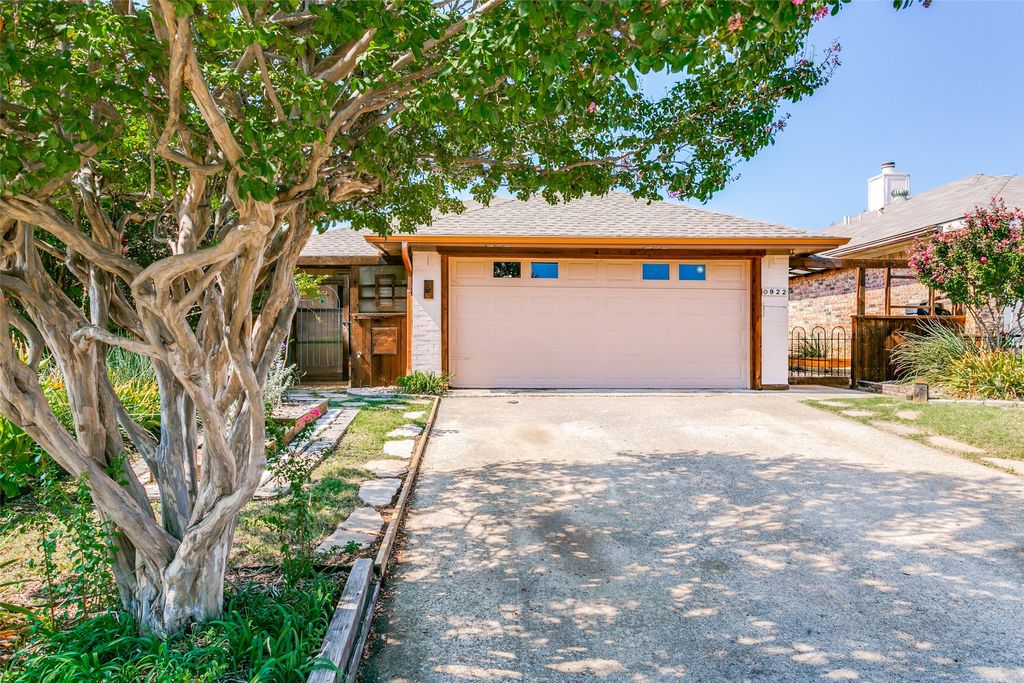 922 Boxwood Drive, Lewisville, TX 75067