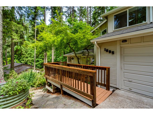 1695 CAMEO Dr, Eugene, OR 97405