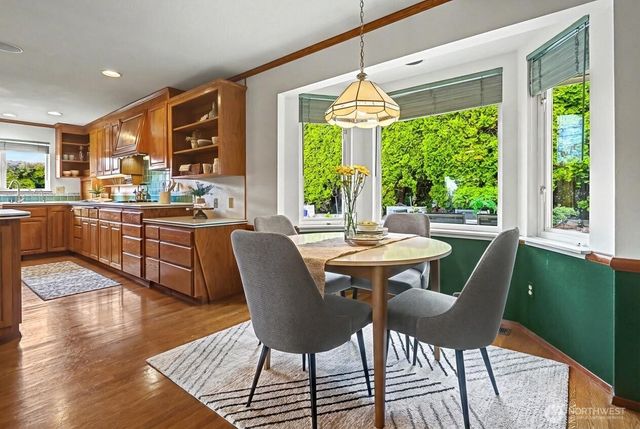 8900 2nd Avenue NE, Seattle, WA 98115