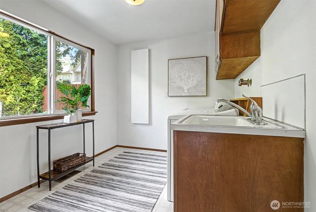 8900 2nd Avenue NE, Seattle, WA 98115