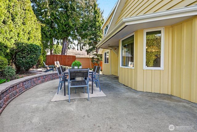 8900 2nd Avenue NE, Seattle, WA 98115