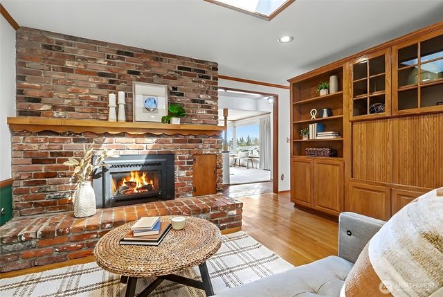 8900 2nd Avenue NE, Seattle, WA 98115