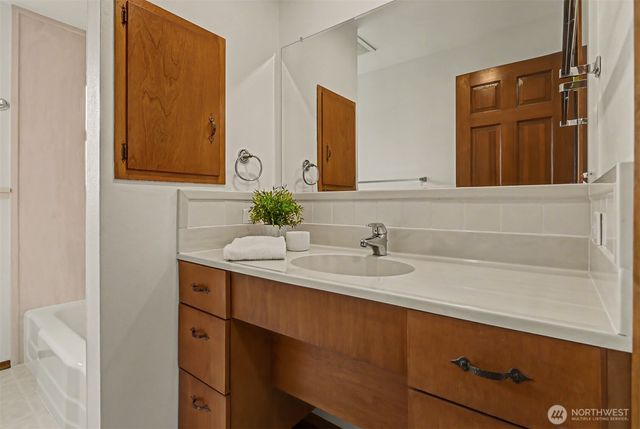 8900 2nd Avenue NE, Seattle, WA 98115