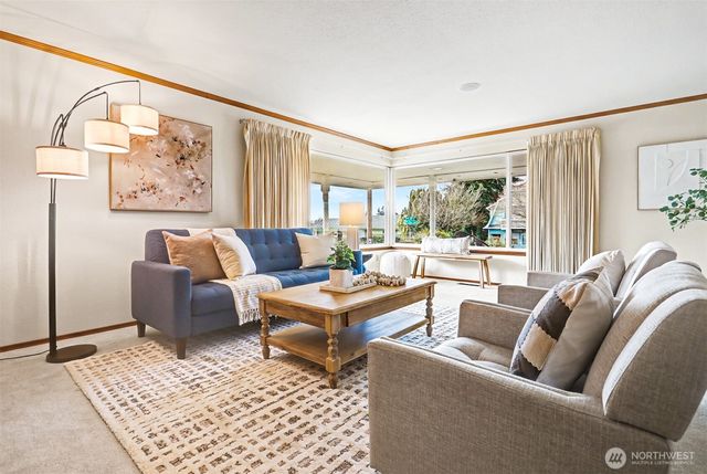 8900 2nd Avenue NE, Seattle, WA 98115