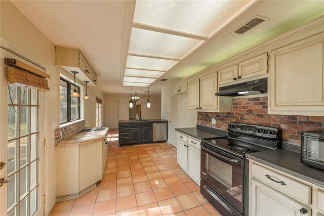 4948 Travis Oaks DR, Marble Falls, TX 78654