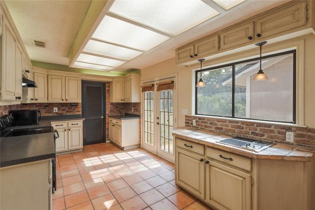 4948 Travis Oaks DR, Marble Falls, TX 78654