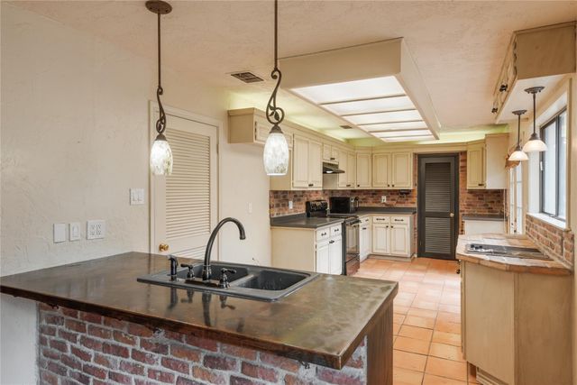 4948 Travis Oaks DR, Marble Falls, TX 78654