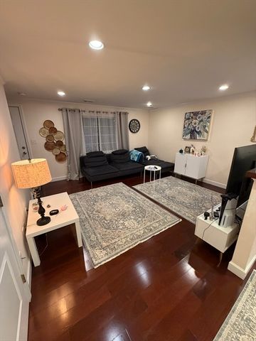 46 Roberts Dr. 46, Bedford, MA 01730