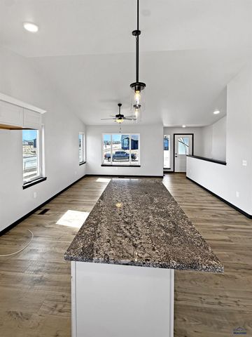 628 BULL RUN DR, Box Elder, SD 57719