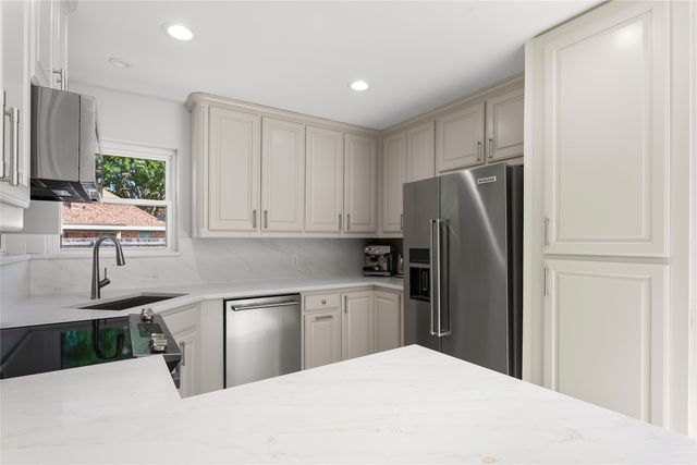 332 College Street S, Keller, TX 76248