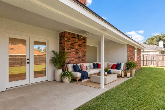 332 College Street S, Keller, TX 76248