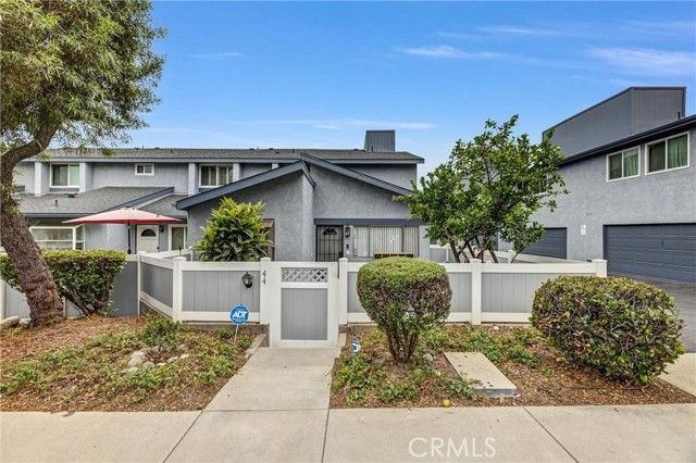 900 W Sierra Madre 44, Azusa, CA 91702