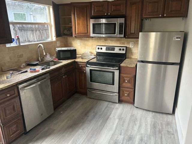 823 NE 14th Pl, Fort Lauderdale, FL 33304