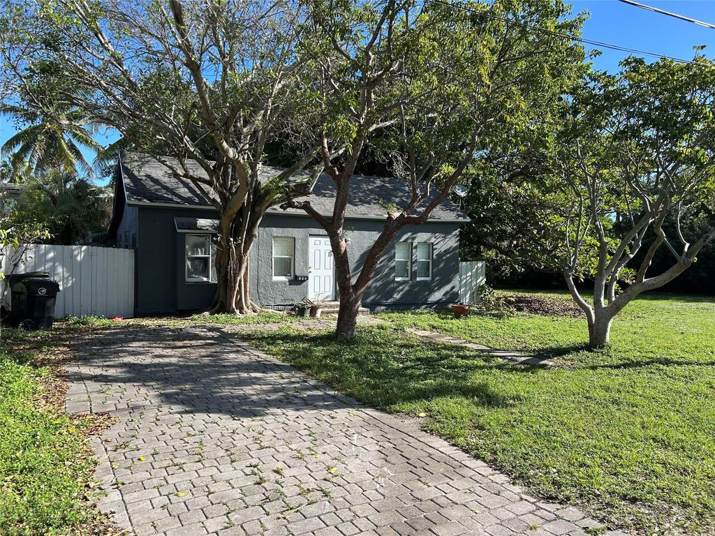 823 NE 14th Pl, Fort Lauderdale, FL 33304