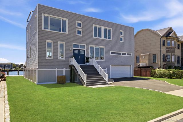 298 W Lido Promenade, Lindenhurst, NY 11757