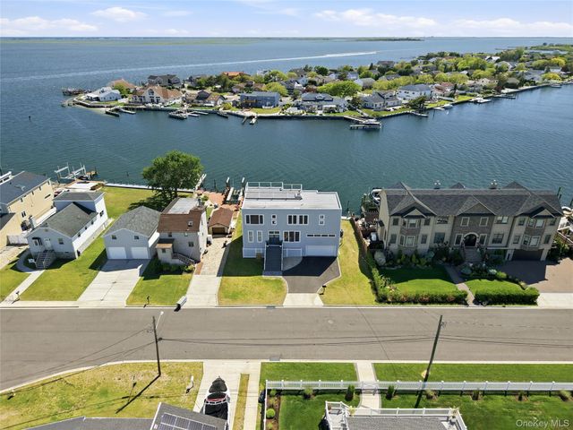 298 W Lido Promenade, Lindenhurst, NY 11757