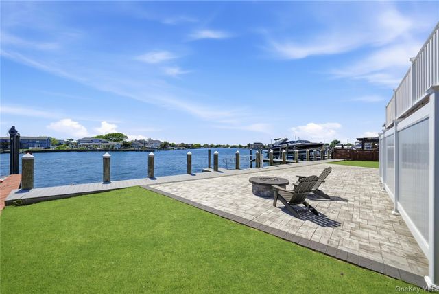 298 W Lido Promenade, Lindenhurst, NY 11757