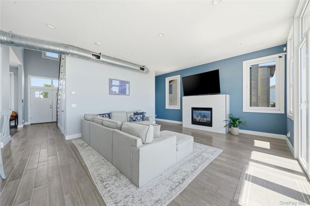 298 W Lido Promenade, Lindenhurst, NY 11757
