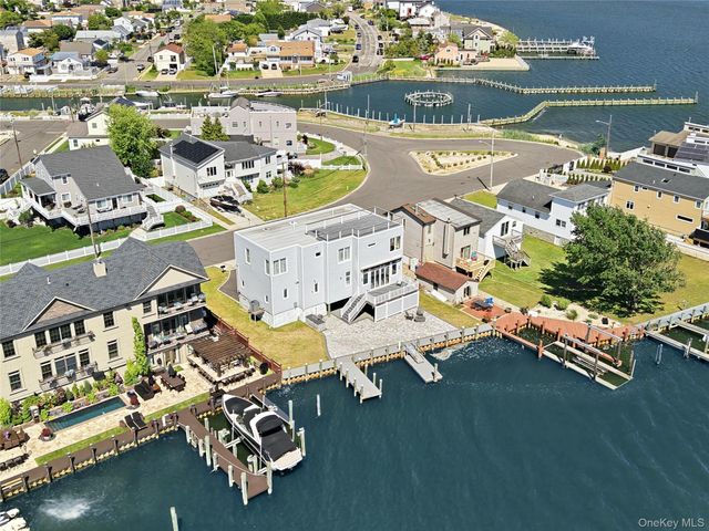 298 W Lido Promenade, Lindenhurst, NY 11757