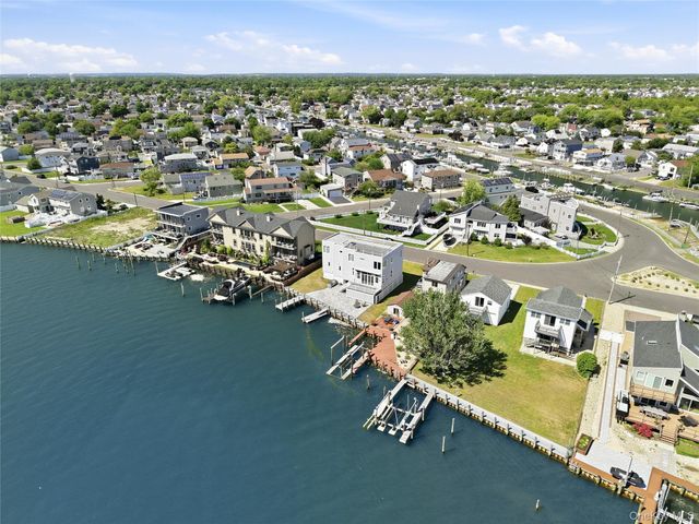 298 W Lido Promenade, Lindenhurst, NY 11757