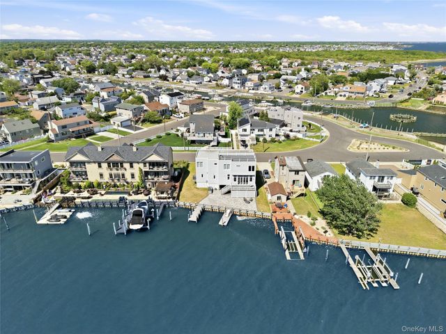 298 W Lido Promenade, Lindenhurst, NY 11757