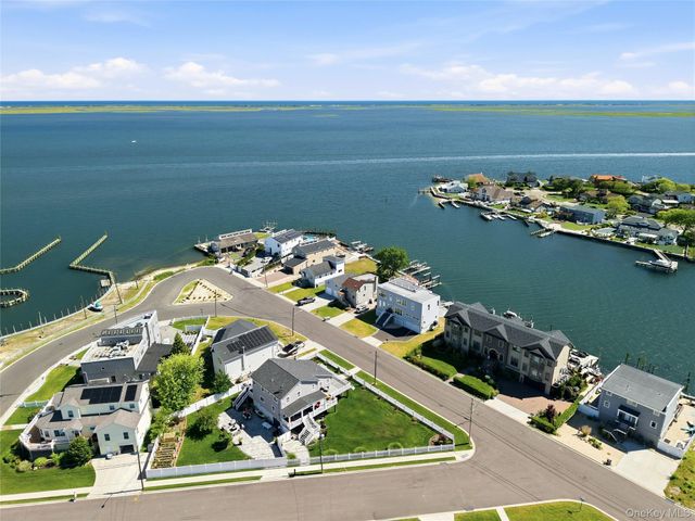 298 W Lido Promenade, Lindenhurst, NY 11757