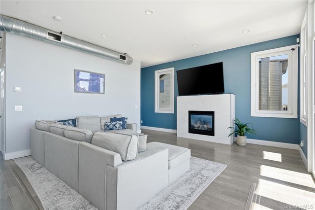 298 W Lido Promenade, Lindenhurst, NY 11757