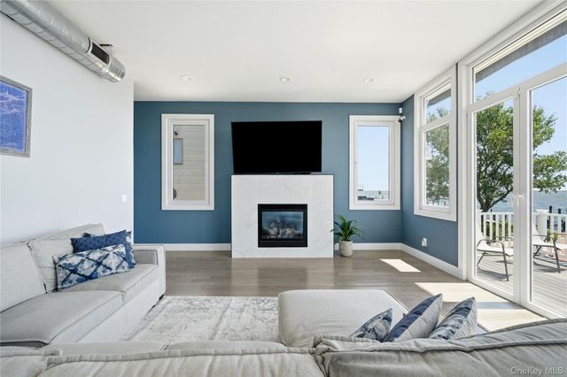 298 W Lido Promenade, Lindenhurst, NY 11757